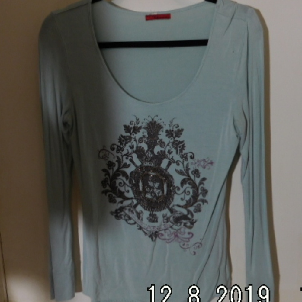 Light blue long sleeve tee with design M